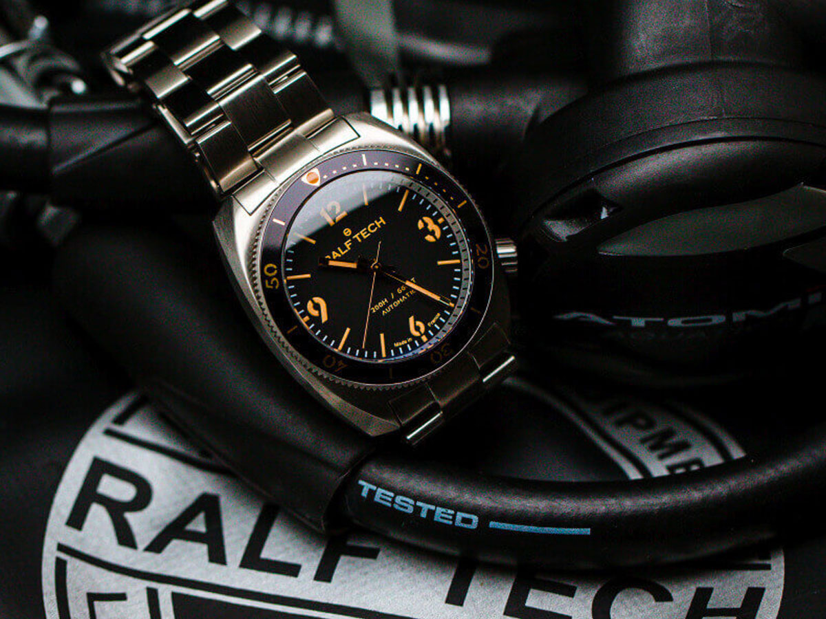 montre de plongée étanche portée en extérieur