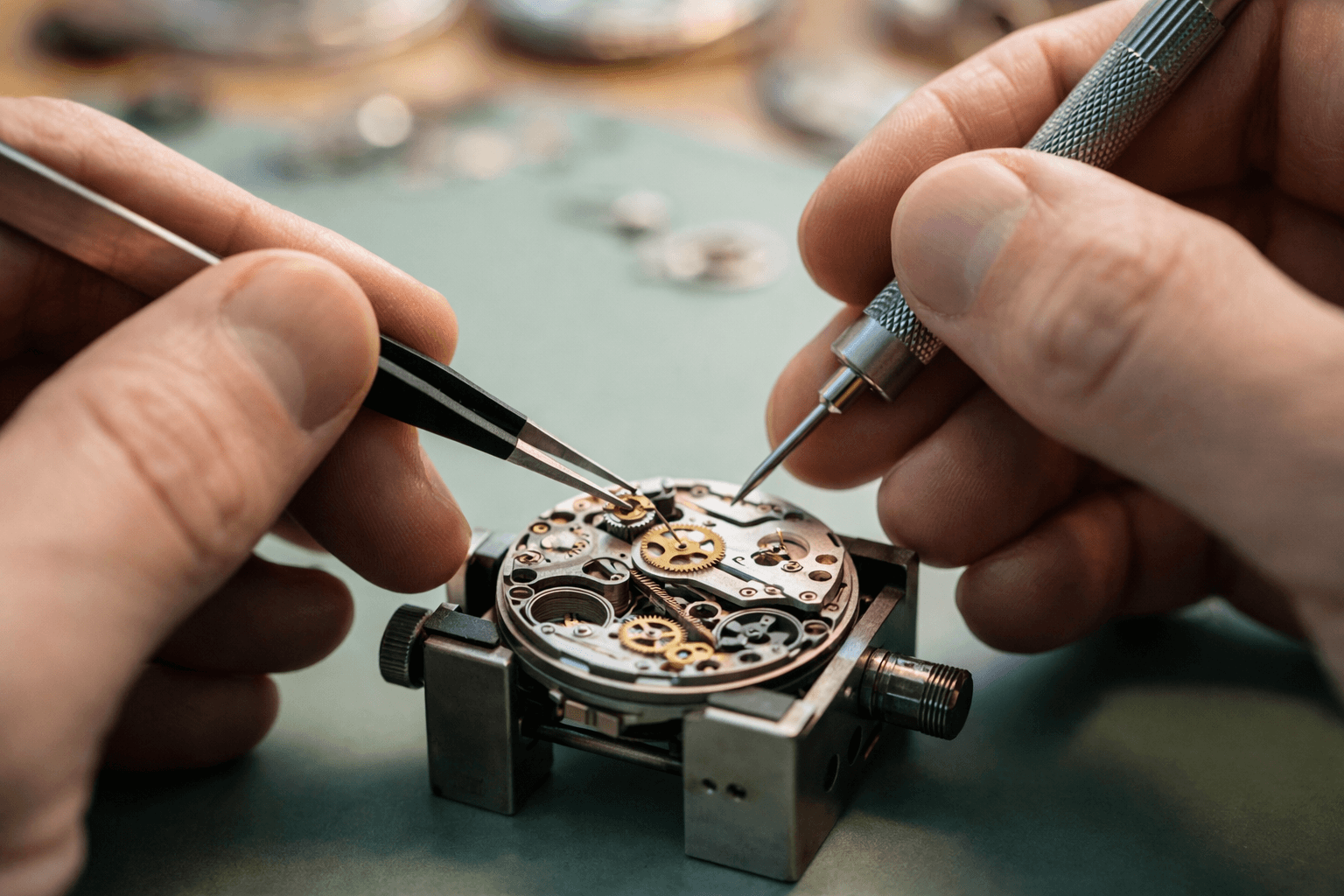 reparation-mouvement-montre-mains-horloger