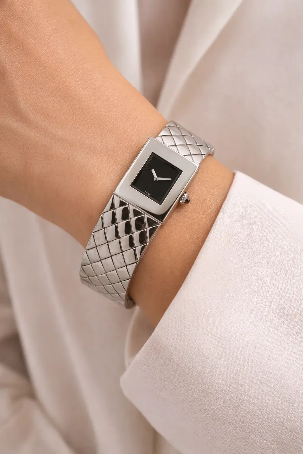 retour-petites-montres-bijoux-cocktail-watches-comment-porter-en-2026-2